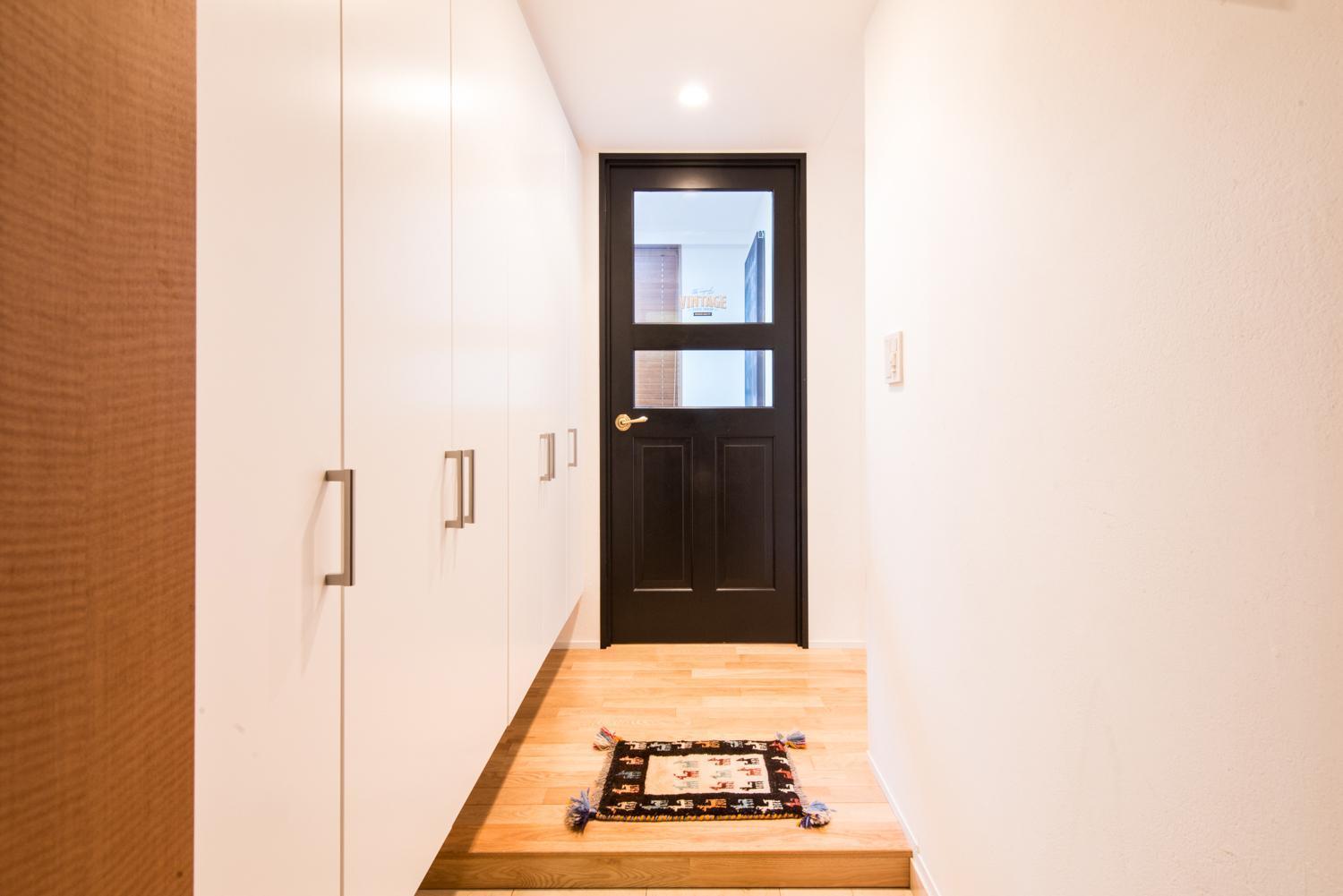玄関事例：玄関・木製建具（東京都新宿区・床暖房対応無垢ナラ材・和漆喰・チョークボードペイント）