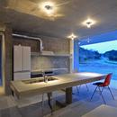 飯牟礼の住宅の写真 コンクリート製のキッチン・ダイニングカウンター
