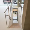 上竜尾町の住宅（リノベーション）の写真 リビングより階段を見下ろす