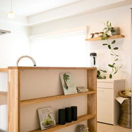 家族構成に合わせたマンションリノベーション (キッチンカウンターの横には飾り棚を造作)