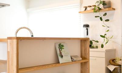 キッチンカウンターの横には飾り棚を造作｜家族構成に合わせたマンションリノベーション