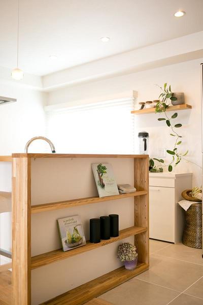 キッチンカウンターの横には飾り棚を造作 (家族構成に合わせたマンションリノベーション)