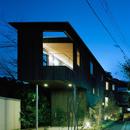 路地に沿う、北鎌倉の超細長い家の写真 路地に沿って曲がった焼杉の外観
