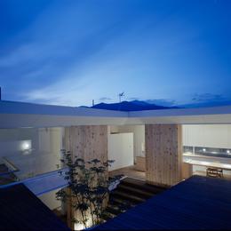 階段テラスが中庭と屋上をつなぐ家 (屋上から山脈を眺望する開放的な家)