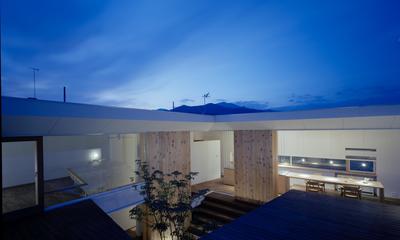 屋上から山脈を眺望する開放的な家｜階段テラスが中庭と屋上をつなぐ家