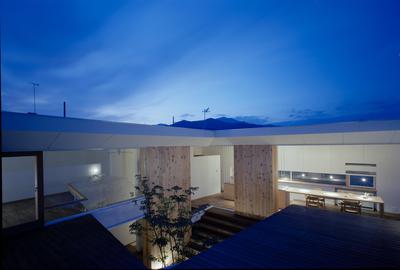 屋上から山脈を眺望する開放的な家 (階段テラスが中庭と屋上をつなぐ家)