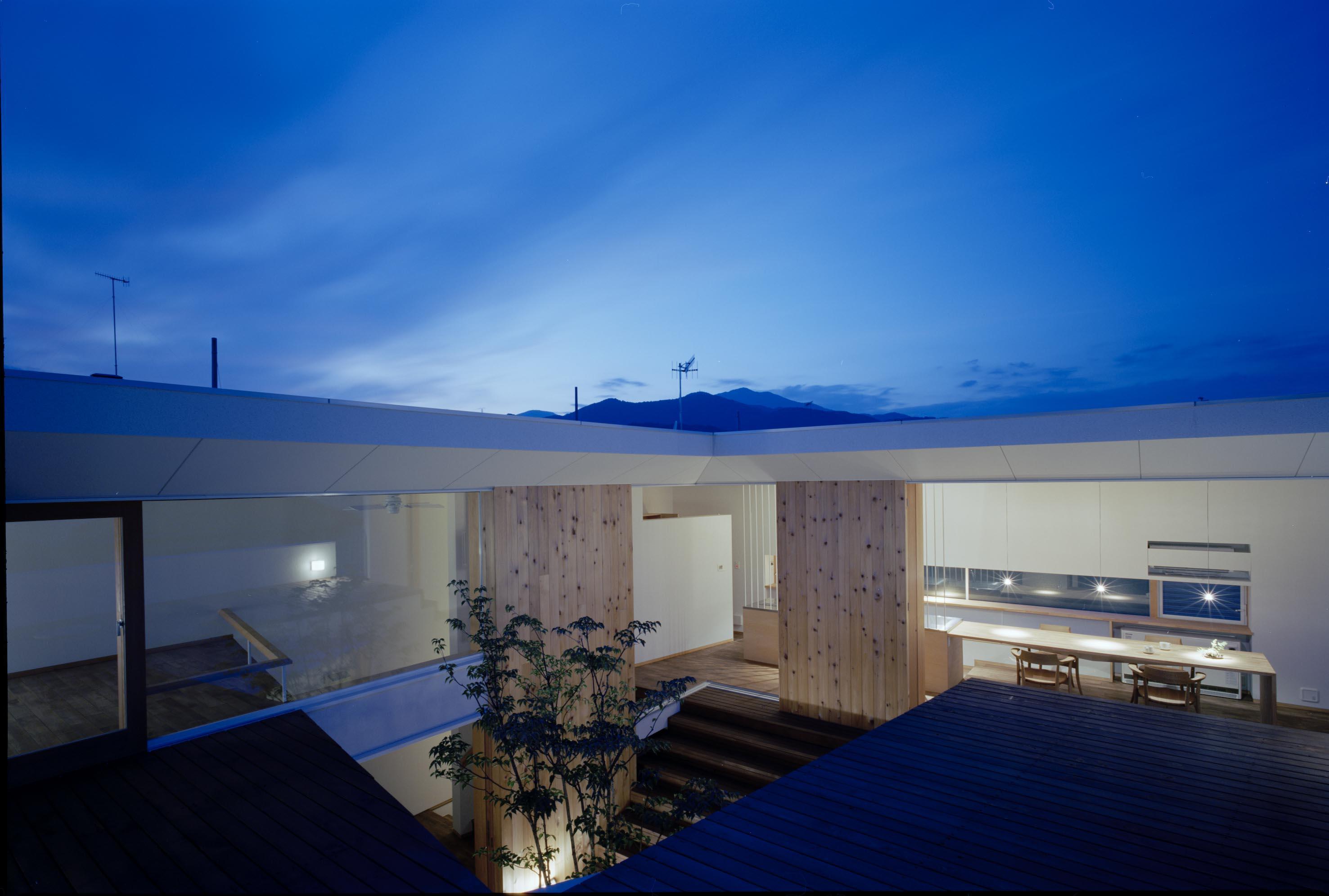 アウトドア事例：屋上から山脈を眺望する開放的な家（階段テラスが中庭と屋上をつなぐ家）