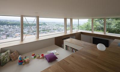 眺望に満たされるプレイルーム｜360°風景が広がる傾斜地の家