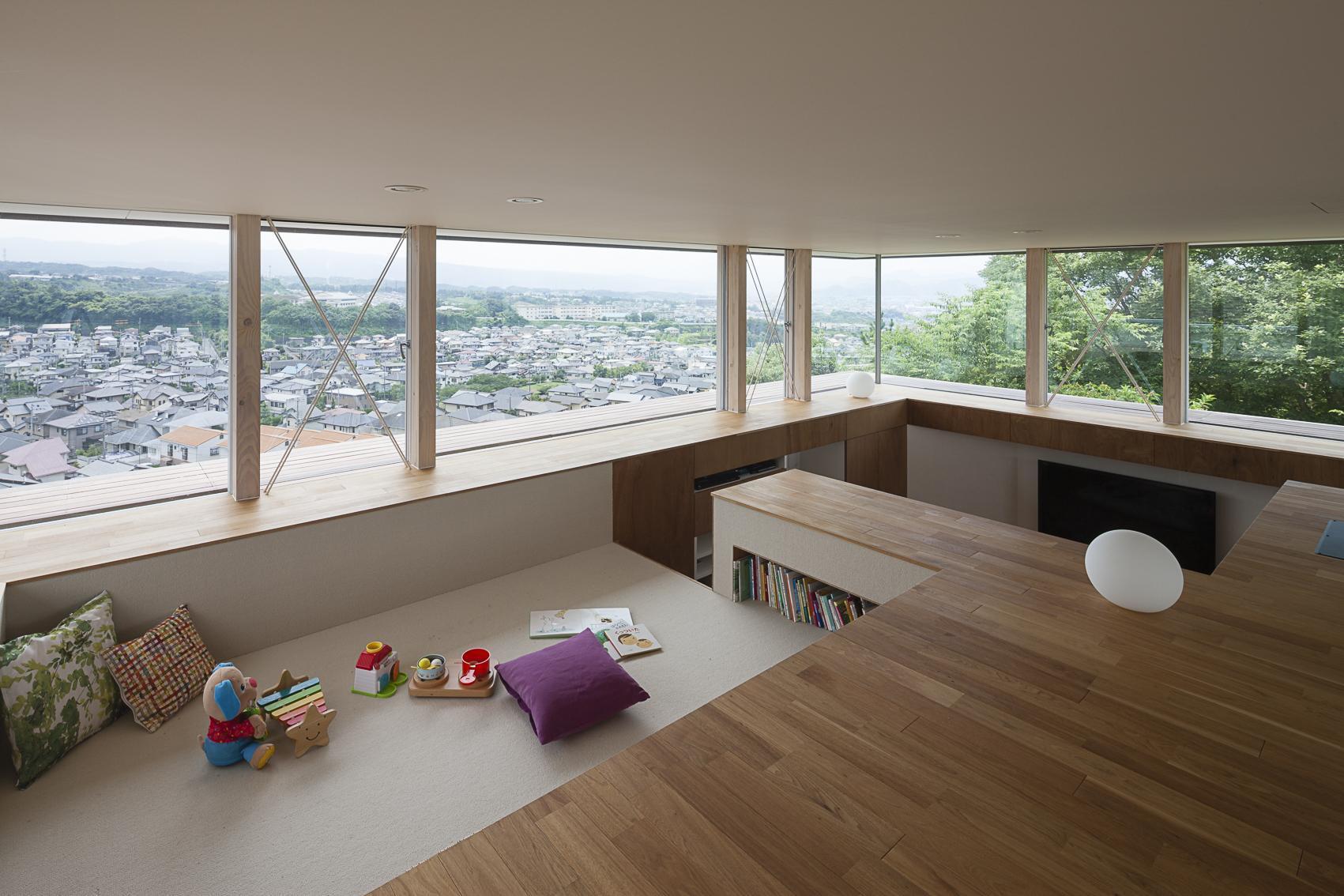 子供部屋事例：眺望に満たされるプレイルーム（360°風景が広がる傾斜地の家）