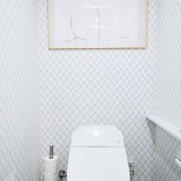 トイレだけでも面白い壁紙を 築35年の家 普通のようでヒネリの利いた家 バス トイレ事例 Suvaco スバコ