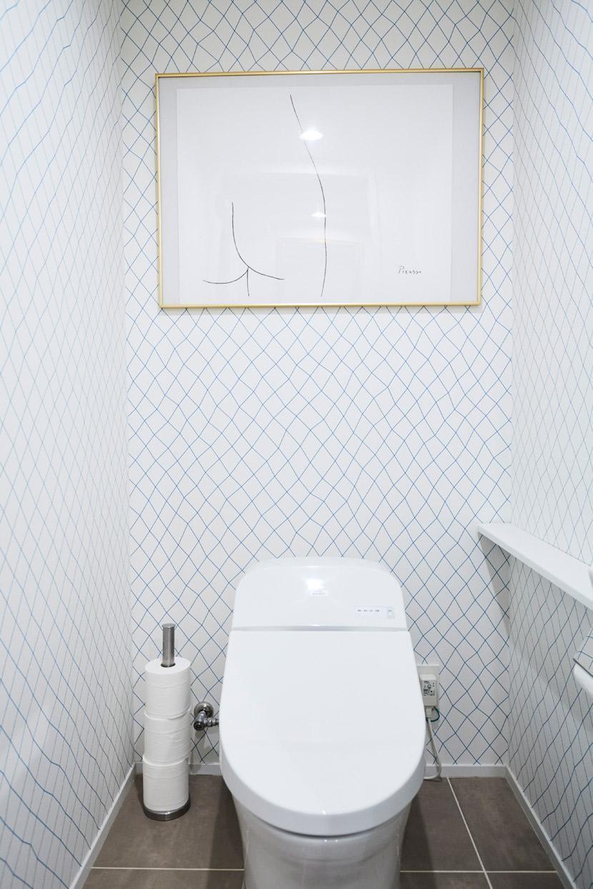 バス/トイレ事例：トイレだけでも面白い壁紙を。（築35年の家。普通のようでヒネリの利いた家。）