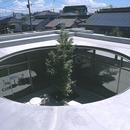 東谷山の住宅 IIの写真 屋根から中庭を見下ろす