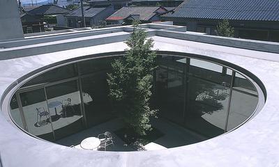 東谷山の住宅 II (屋根から中庭を見下ろす)