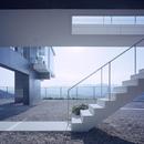中山の住宅の写真 ピロティーのアプローチ階段を見る