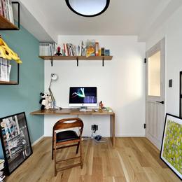 書斎に造作した棚と机 (デザイン×子育て。クリエイティブなご夫婦が暮らす本に囲まれたリノベーション住まい)