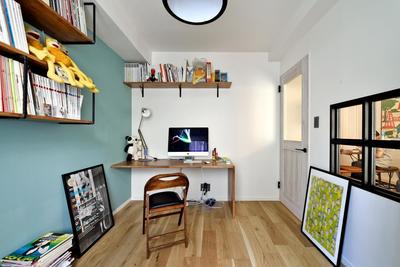 書斎に造作した棚と机 (デザイン×子育て。クリエイティブなご夫婦が暮らす本に囲まれたリノベーション住まい)
