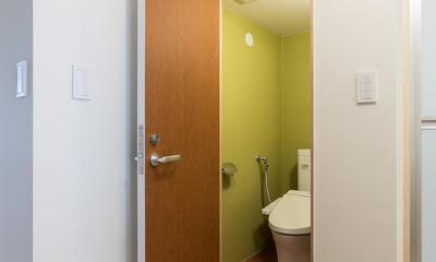 断熱と収納に工夫をこらした住まい：青葉台マンションリノベーション (トイレ)