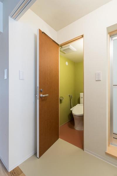 トイレ (断熱と収納に工夫をこらした住まい：青葉台マンションリノベーション)