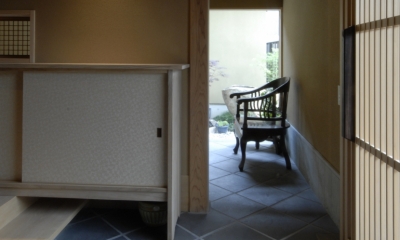 車いすで生活するバリアフリー和風住宅/地の家 (玄関)