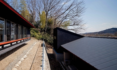 （東京都あきる野市）秋川の３段崖地の家/A棟/B棟 (崖地を利用した二世帯住宅は、遠くから見たら一体感があるように設計しています)