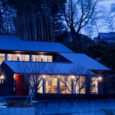 3段の崖のある敷地に一体的に計画した住宅の夕景 (（東京都あきる野市）秋川の３段崖地の家/A棟/B棟)
