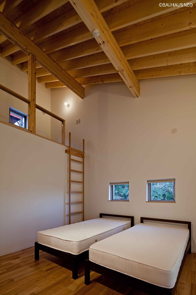 ベッドルーム事例：(A棟)ロフトのある寝室（（東京都あきる野市）秋川の３段崖地の家/A棟/B棟）