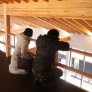 （東京都あきる野市）秋川の３段崖地の家/A棟/B棟の写真 (B棟)2階多目的ルーム（書斎兼ピアノ室）からリビングを見下ろす