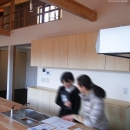 （東京都あきる野市）秋川の３段崖地の家/A棟/B棟の写真 (B棟)キッチンでのシーン
