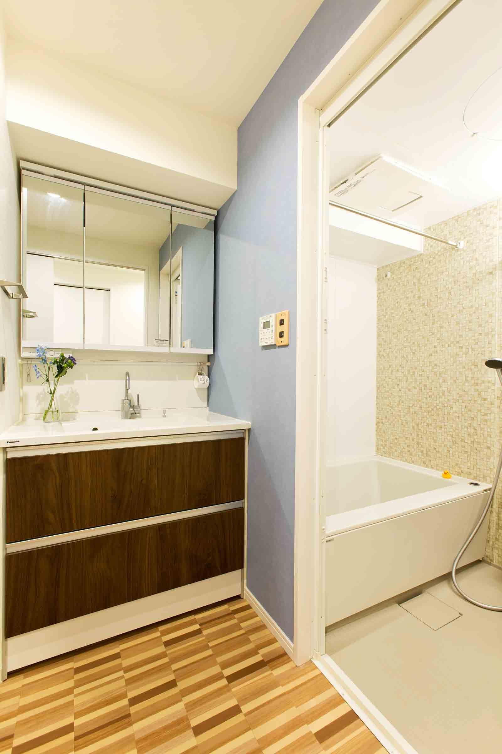 バス/トイレ事例：洗面台とバスルーム（２回目のリノベーション。テーマは落ち着きある木の温もり。）