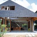 ナガレノイエ　―大きな屋根とテーブルの家の写真 玄関を兼ねる、大きな軒下空間の土間