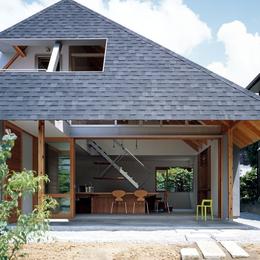 ナガレノイエ　―大きな屋根とテーブルの家 (玄関を兼ねる、大きな軒下空間の土間)