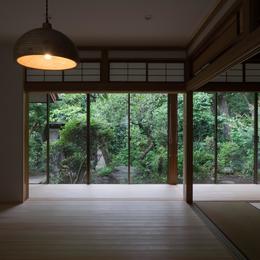 武蔵境の家　日本家屋と庭を生かした家族が集う居間の創出｜改修 (庭に面した居間)