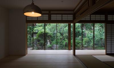 庭に面した居間｜武蔵境の家　日本家屋と庭を生かした家族が集う居間の創出｜改修