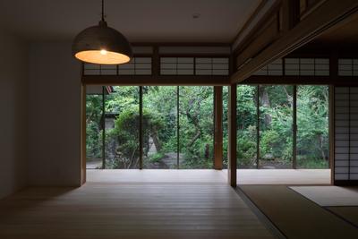 庭に面した居間 (武蔵境の家　日本家屋と庭を生かした家族が集う居間の創出｜改修)