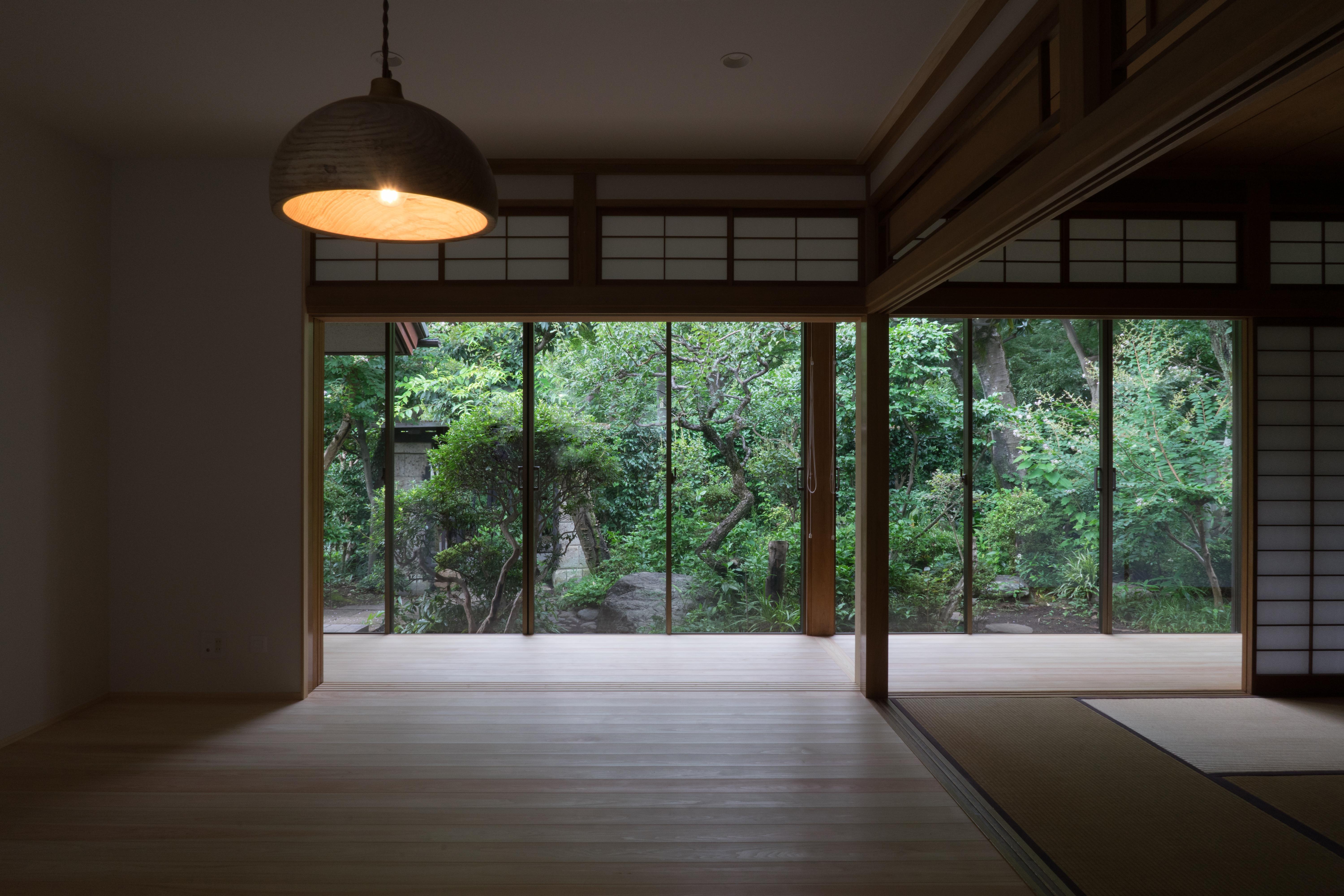 リビングダイニング事例：庭に面した居間（武蔵境の家　日本家屋と庭を生かした家族が集う居間の創出｜改修）