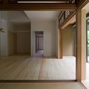武蔵境の家　日本家屋と庭を生かした家族が集う居間の創出｜改修の写真 居間と庭