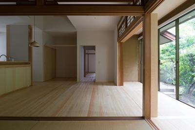 居間と庭 (武蔵境の家　日本家屋と庭を生かした家族が集う居間の創出｜改修)