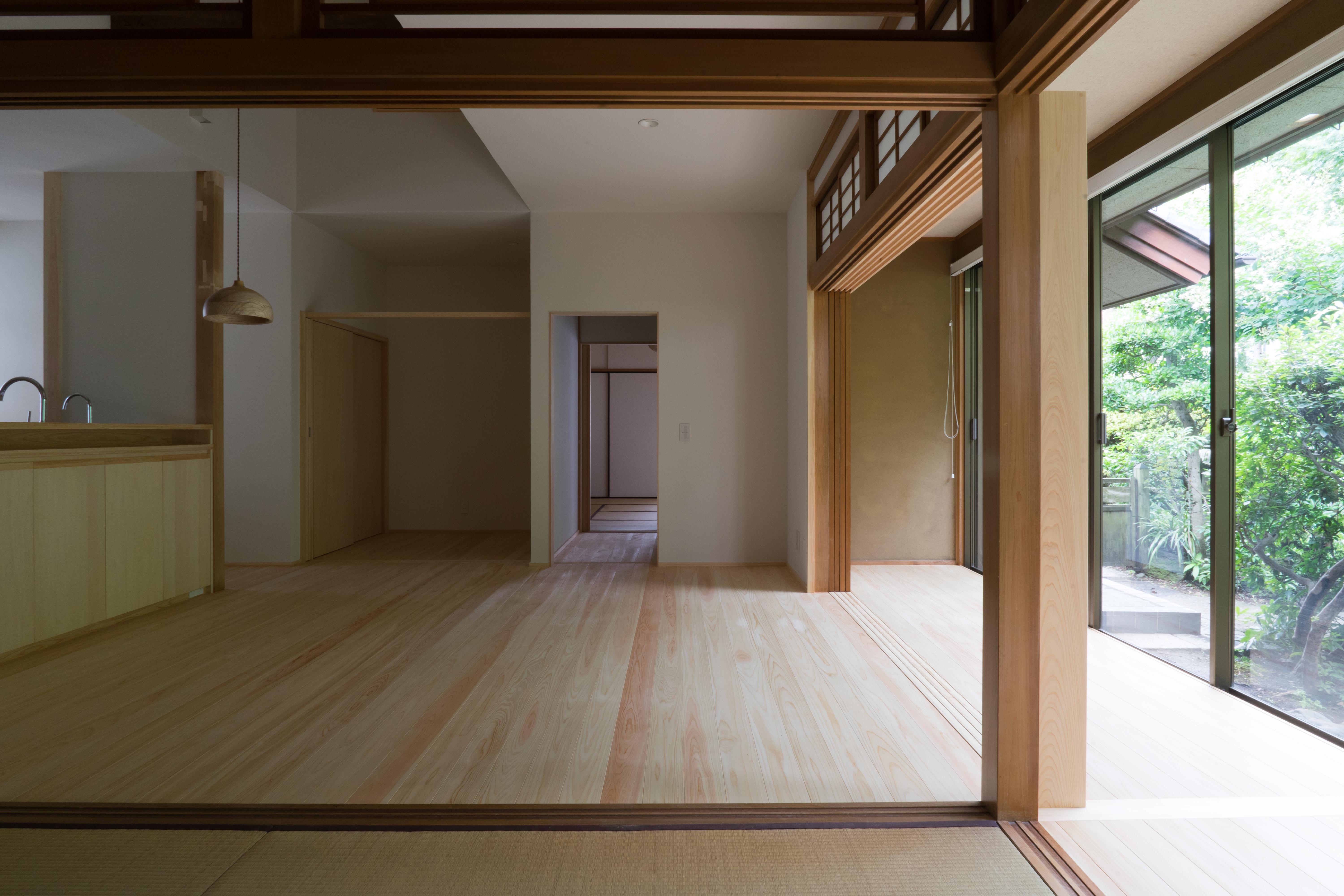 リビングダイニング事例：居間と庭（武蔵境の家　日本家屋と庭を生かした家族が集う居間の創出｜改修）