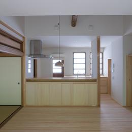 現場造作で設えた台所 (武蔵境の家　日本家屋と庭を生かした家族が集う居間の創出｜改修)