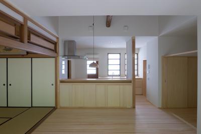 武蔵境の家　日本家屋と庭を生かした家族が集う居間の創出｜改修 (現場造作で設えた台所)