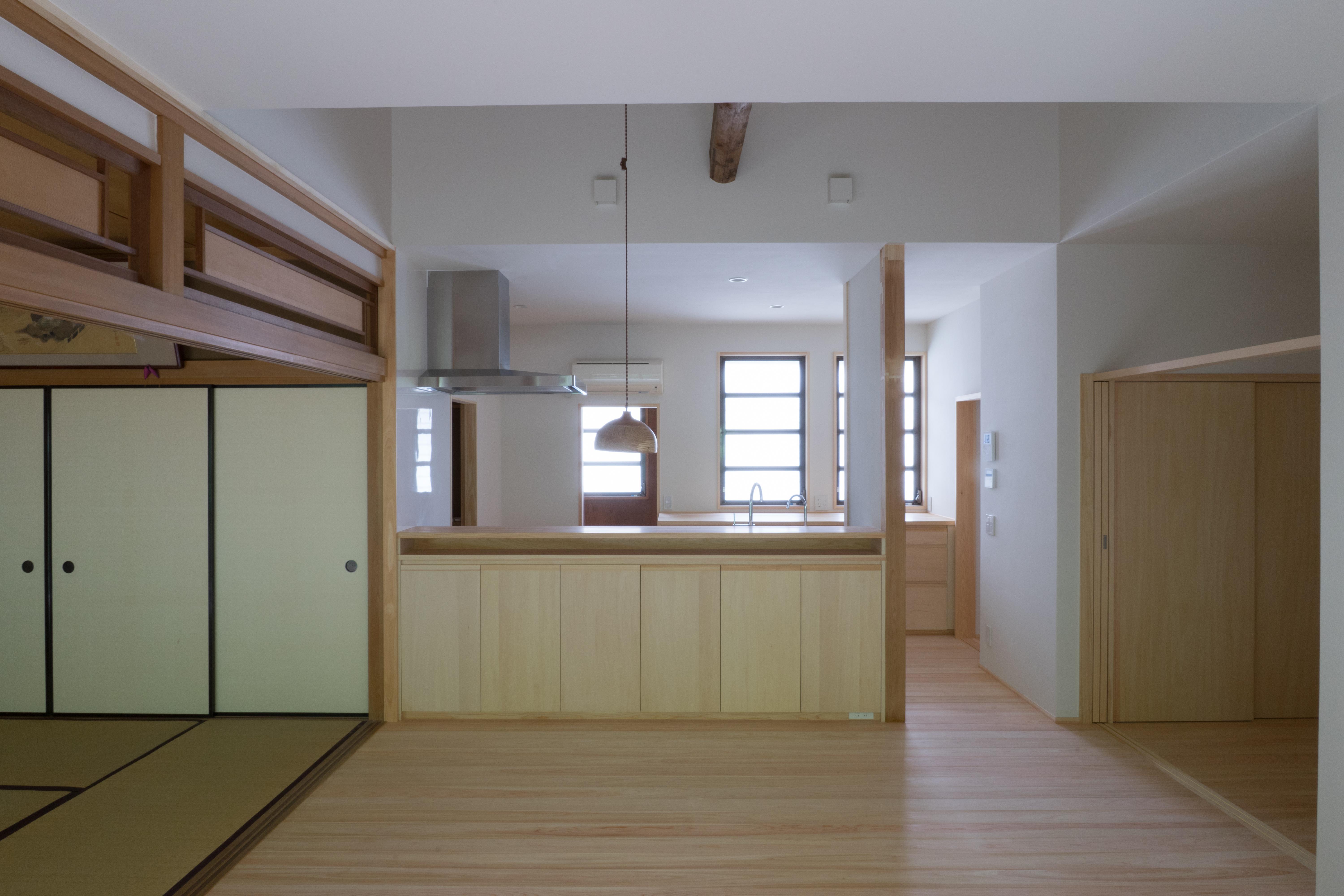 キッチン事例：現場造作で設えた台所（武蔵境の家　日本家屋と庭を生かした家族が集う居間の創出｜改修）