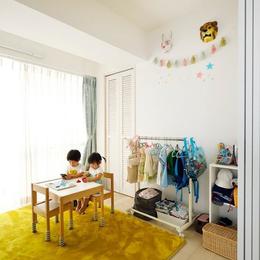 子供部屋 (パントリーやクローゼットにこだわり、収納充実。カスタマイズもできるよう、仕上がりはシンプルに)