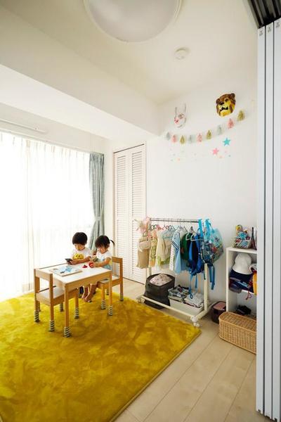 子供部屋 (パントリーやクローゼットにこだわり、収納充実。カスタマイズもできるよう、仕上がりはシンプルに)