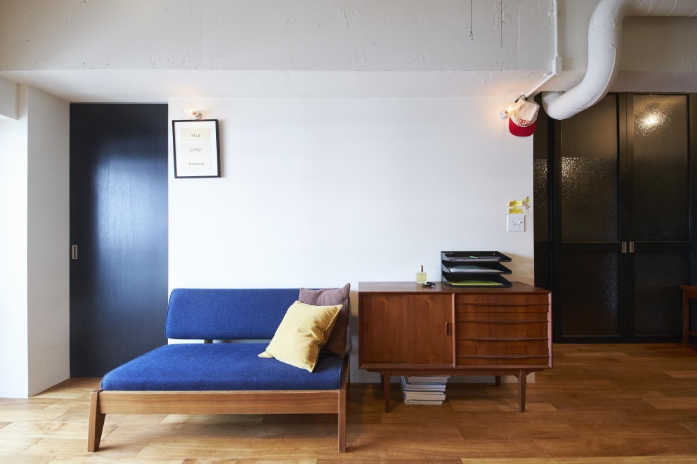 LISSE-家具選びと配置がポイント。物が多くてもリラックスできる空間 (リビング)