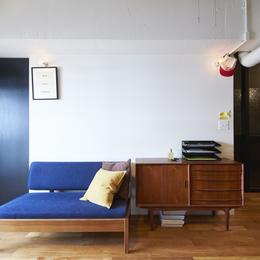 LISSE-家具選びと配置がポイント。物が多くてもリラックスできる空間 (リビング)