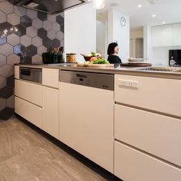 機能やデザイン性を兼ね備えたキッチン (カフェのようにくつろげる空間…《オーダーキッチン》)