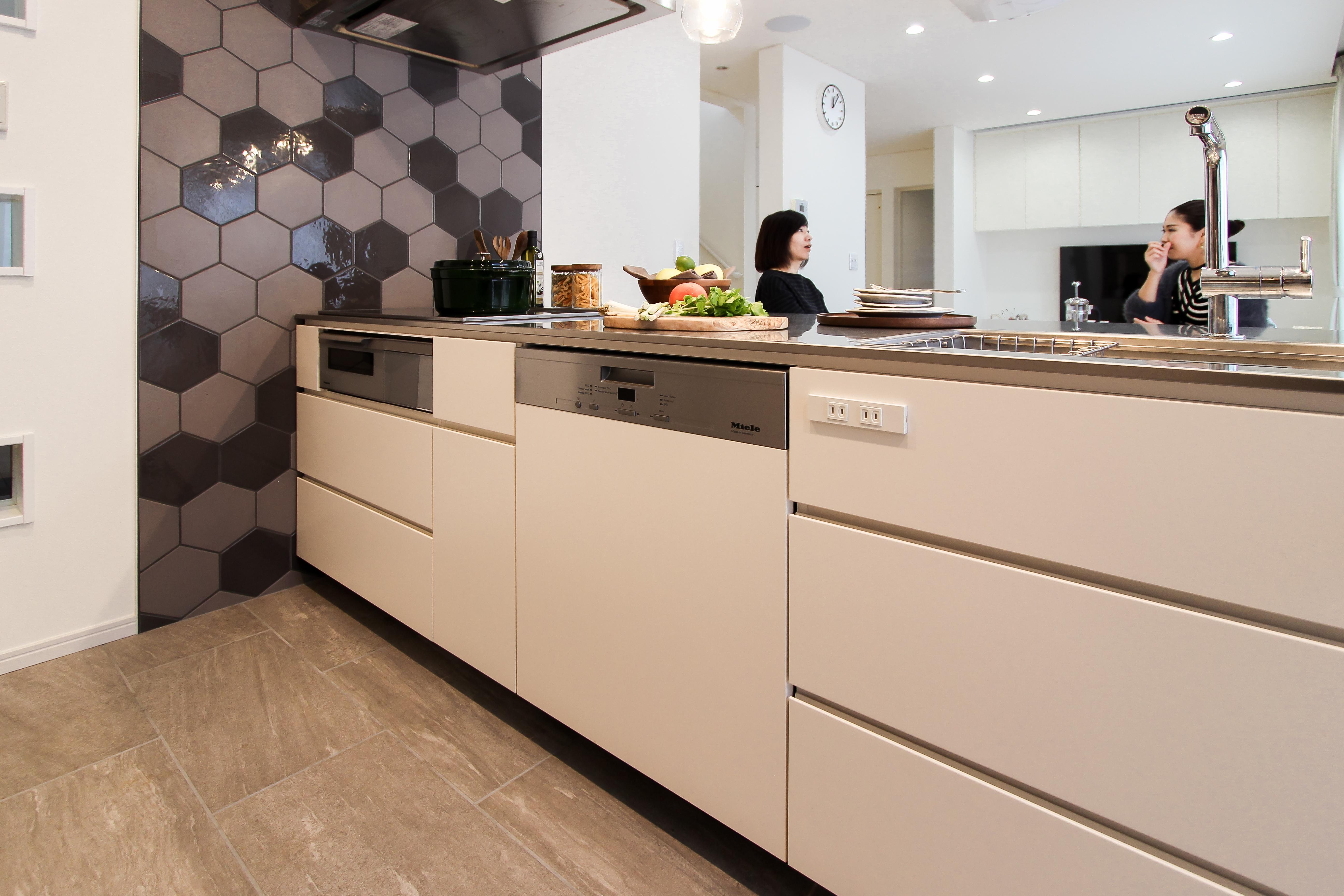 キッチン事例：機能やデザイン性を兼ね備えたキッチン（カフェのようにくつろげる空間…《オーダーキッチン》）