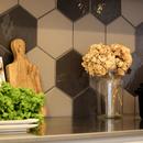 カフェのようにくつろげる空間…《オーダーキッチン》の写真 個性的な形をしたタイル