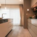 カフェのようにくつろげる空間…《オーダーキッチン》の写真 キッチンの床《タイル》