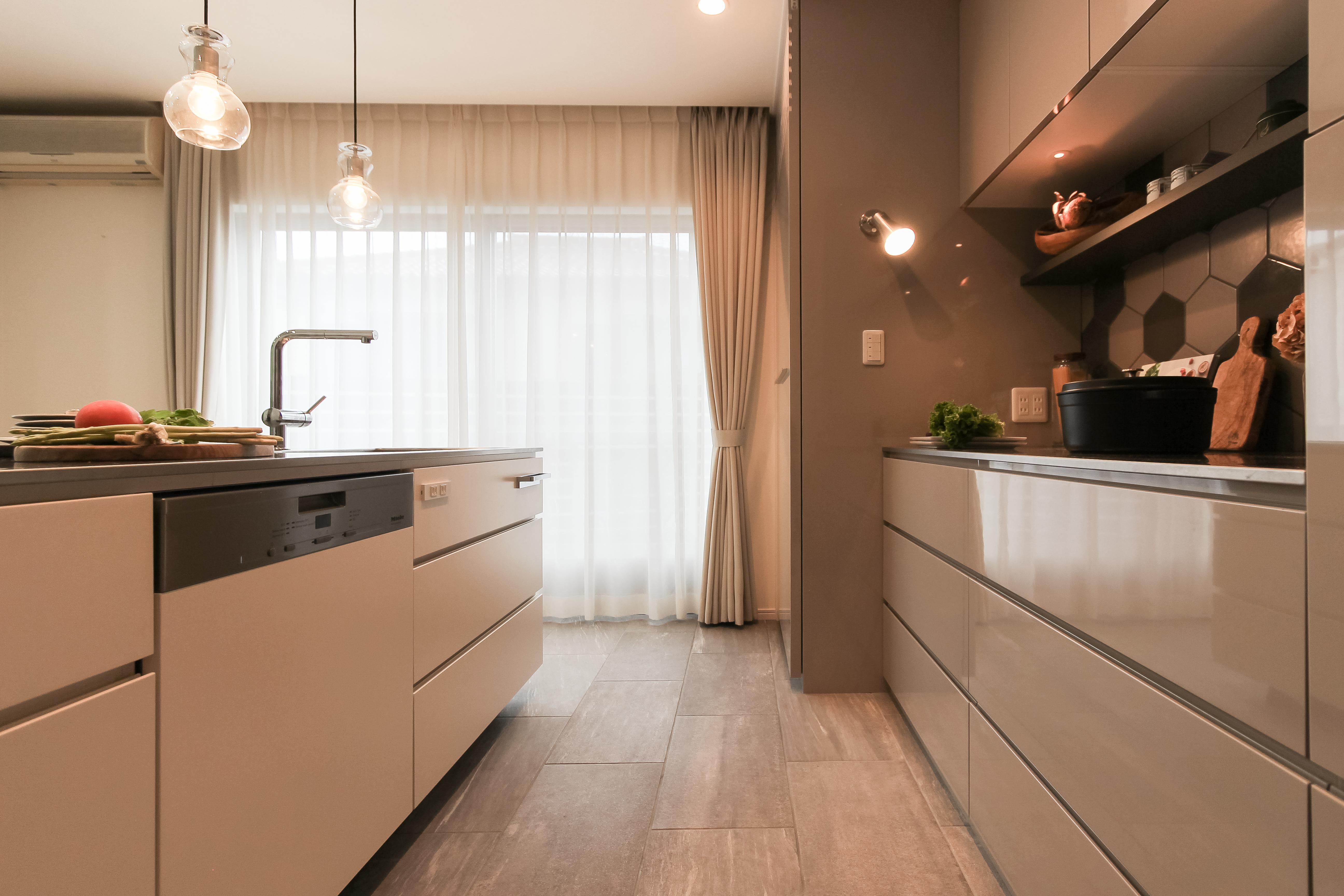 キッチン事例：キッチンの床《タイル》（カフェのようにくつろげる空間…《オーダーキッチン》）